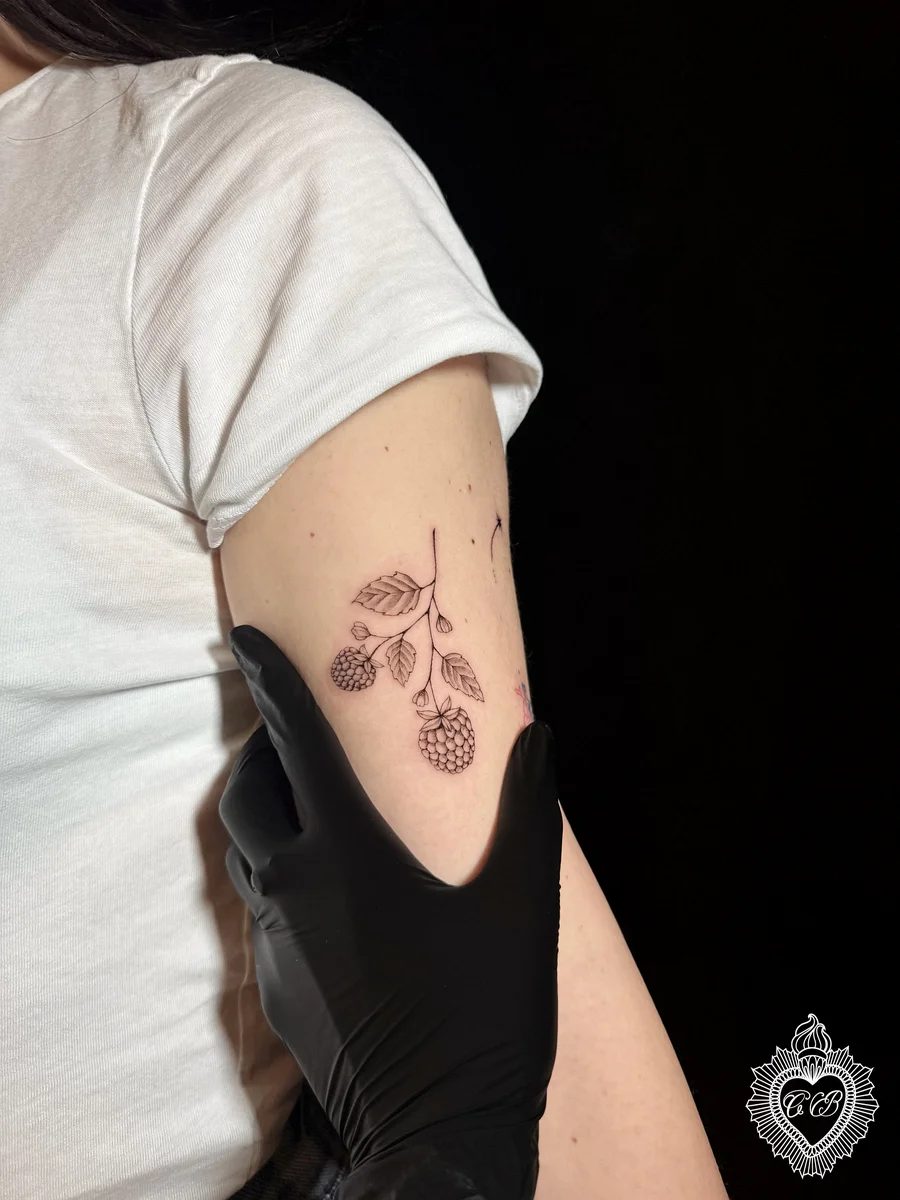 Tatuaggio Fine Line 16 di Chantal Bortolussi