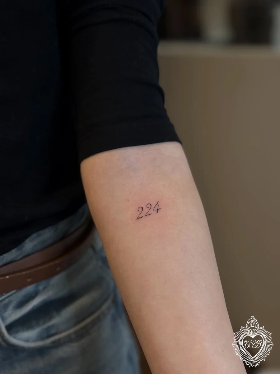 Tatuaggio Fine Line 19 di Chantal Bortolussi