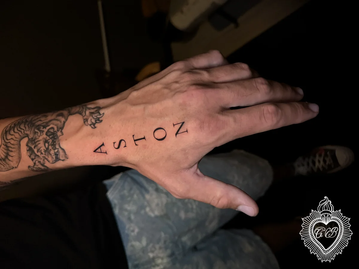 Tatuaggio Fine Line 22 di Chantal Bortolussi