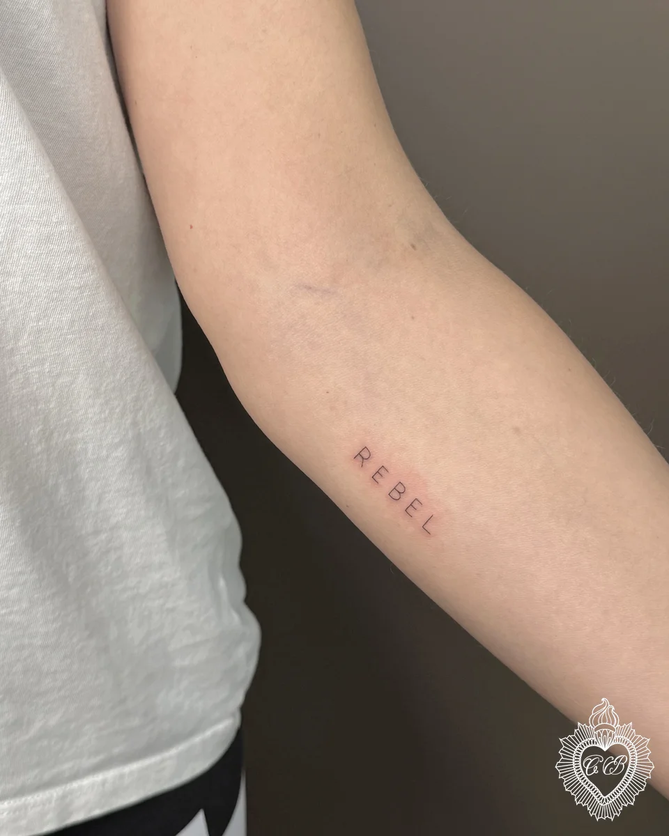 Tatuaggio Fine Line 33 di Chantal Bortolussi