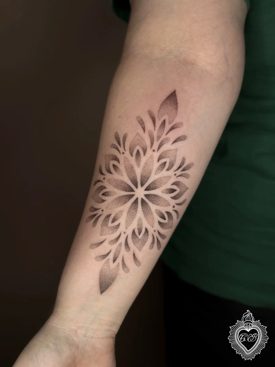 Tatuaggio Fine Line 37 di Chantal Bortolussi