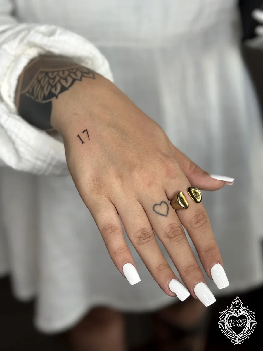 Tatuaggio Fine Line 4 di Chantal Bortolussi